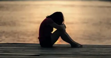 depressed-lady-beside-sea